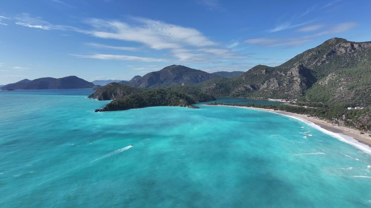 Modrá laguna v Turecku se po bouři překrásně vybarvila